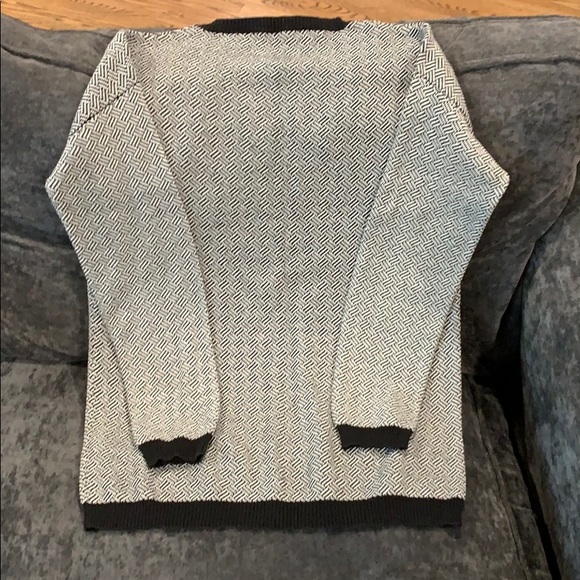 Black and white M Sweater - Picture 4 of 4